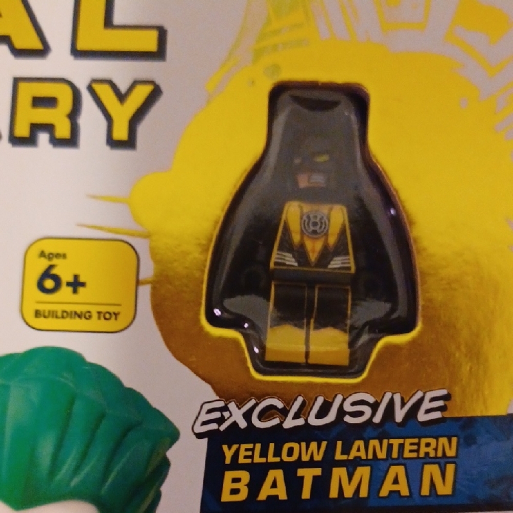 Lego Super Heroes Visual Dictionary with Exclusive Batman - Picture 7 of 7
